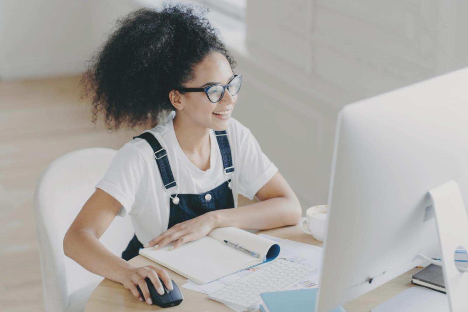 Profesionales trabajando en análisis financiero